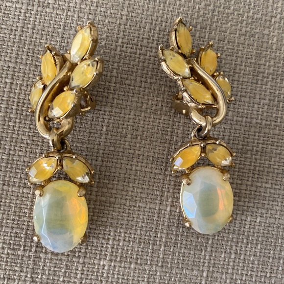 Vintage Earrings & Brooch , a Set - Picture 2 of 11